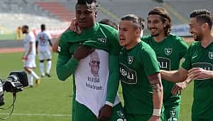 Babasını kaybeden Kehinde Denizlispor'u 3 puana taşıdı