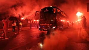 Fenerbahçe'ye meşaleli destek