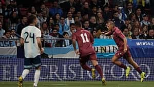 Venezuella Messi'li Arjantin'i yıktı