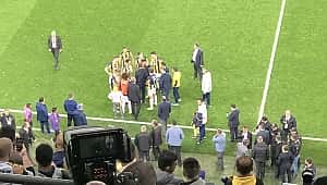 Ali Koç'tan futbolculara saha içinde tebrik