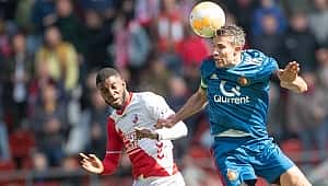 Van Persie gollerine devam ediyor