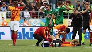 Emre Akbaba'nın ayağı kırıldı