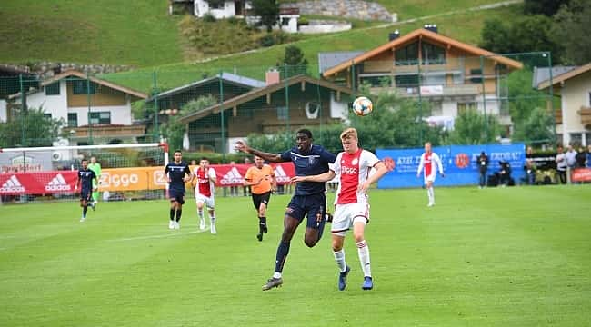 M.Başakşehir Ajax'a 2-1 mağlup oldu