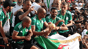 Slimani ve Feghouli'li Cezayir'e görkemli karşılama