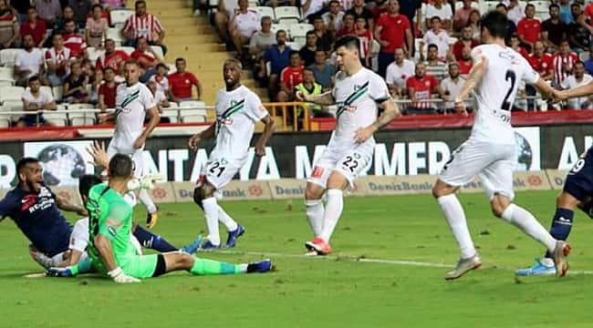 Denizlispor Antalya'dan 3 puanla dönüyor