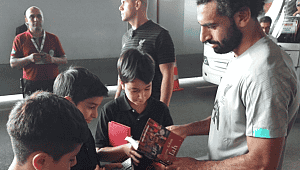 Mohamed Salah çocuklara kitap imzaladı