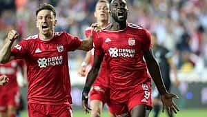 Sivasspor Beşiktaş'ı 3 golle geçti