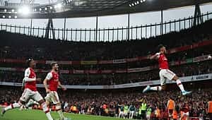 10 kişilik Arsenal pes etmedi, 3 puanı aldı