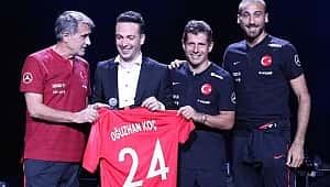 A Milli Takım Oğuzhan Koç konseri izledi