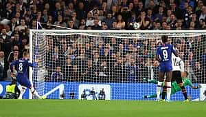 Cüneyt Çakır'ın yönettiği maçta Valencia Chelsea'yi devirdi