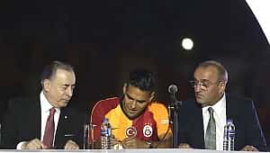 Galatasaray'dan yeni transferlere statta imza töreni