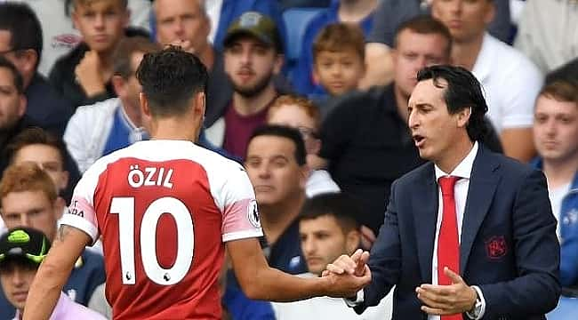 Arsenal'de Emery'den Mesut Özil eleştirilerine yanıt