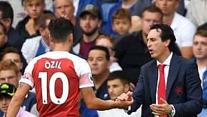 Arsenal'de Emery'den Mesut Özil eleştirilerine yanıt