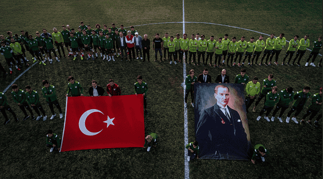 Bursaspor'un altyapı oyuncularından 29 Ekim koreografisi