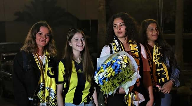 Fenerbahçe'ye çiçekli ve meşaleli karşılama