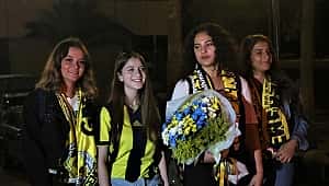 Fenerbahçe'ye çiçekli ve meşaleli karşılama