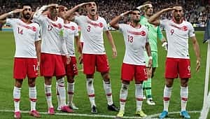 Milliler Paris'ten lider dönüyor