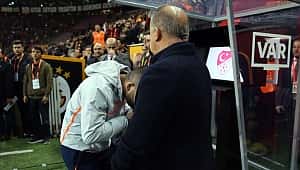 Arda Turan Fatih Terim'in elini öptü