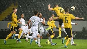 Arsenal 90+1'de yakalandı