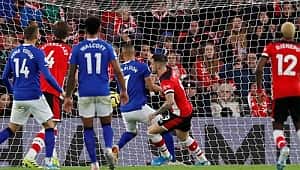 Cenk Tosun'lu Everton deplasmanda kazandı