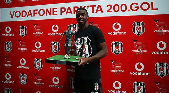 Diaby'ye maçtan önce 200. gol plaketi