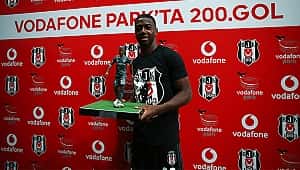 Diaby'ye maçtan önce 200. gol plaketi