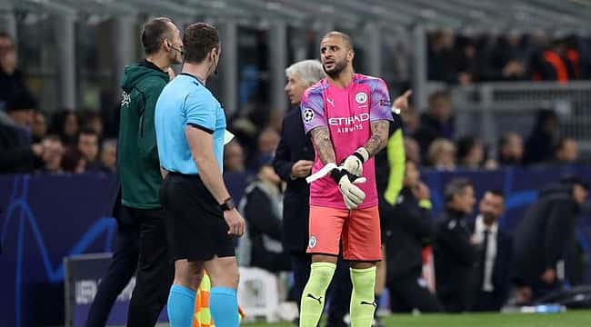 Ederson sakatlandı, Bravo atıldı, Walker kaleye geçti