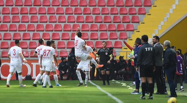 Sivasspor Kayseri'den lider dönüyor