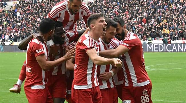 Sivasspor liderlik koltuğunu sevdi