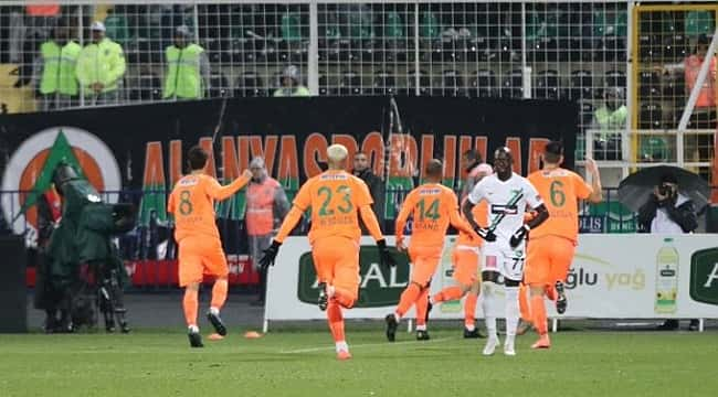 Alanyaspor Denizlispor'a deplasmanda fark attı