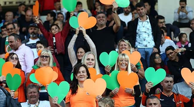 Aytemiz Alanyaspor'un yabancı taraftar grubu maçları kaçırmıyor