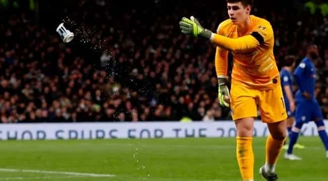 Kepa'ya karton kahve bardağı fırlatan taraftara men cezası