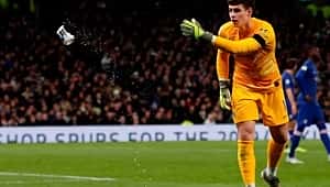 Kepa'ya karton kahve bardağı fırlatan taraftara men cezası
