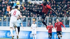 Lider Sivasspor Ankara'da 1 puanı 90+6'da aldı