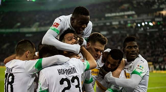 Mönchengladbach Bayern'i uzatmadaki penatıyla devirdi