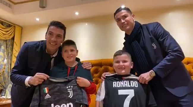 Ronaldo ve Buffon'dan Arnavut çocuklara sürpriz