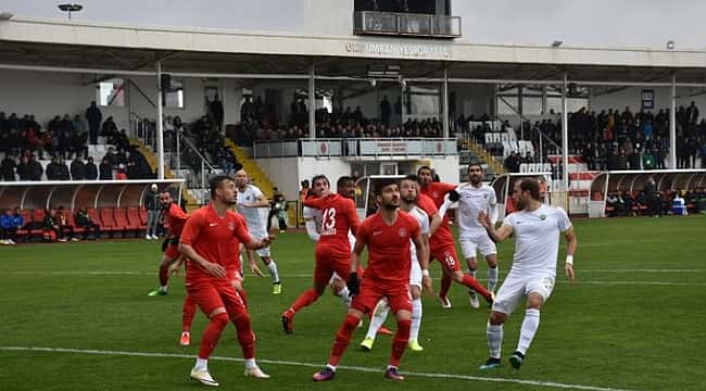 Ümraniyespor ile Akhisarspor'un mücadelesinde kazanan çıkmadı