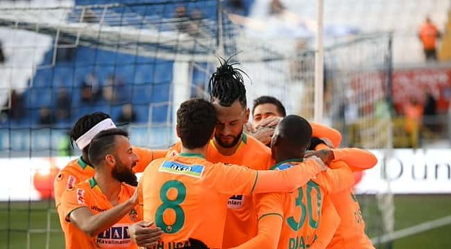 Alanyaspor Kasımpaşa'yı Cisse ve Salih Uçan'la geçti