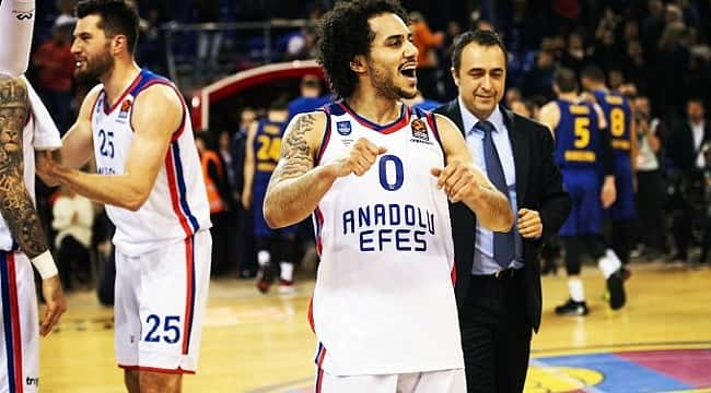 Anadolu Efes Barcelona'yı deplasmanda devirdi