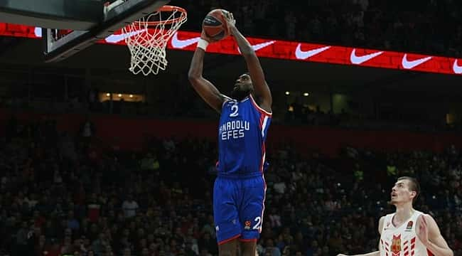 Anadolu Efes Belgrad'tan da galibiyetle döndü