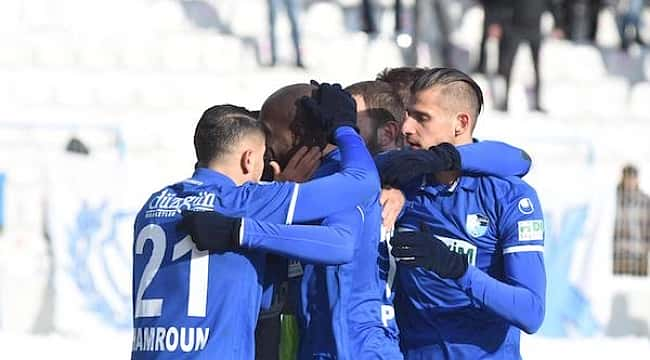 BB Erzurumspor yarışı bırakmıyor