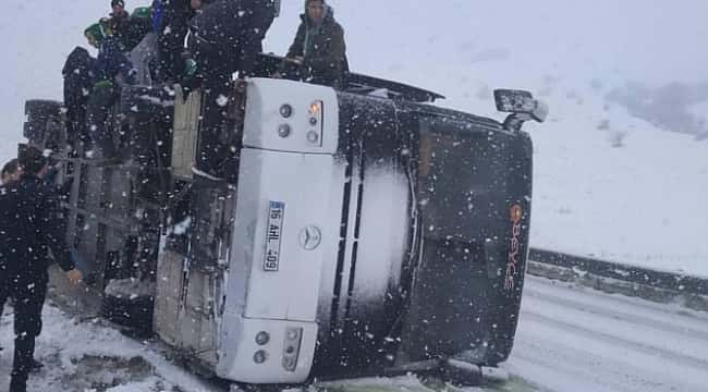 Bursaspor taraftarlarını taşıyan otobüs kaza yaptı