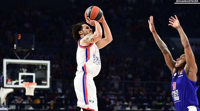 Anadolu Efes'i yine Larkin uçurdu