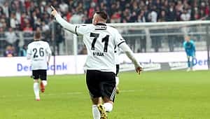 Burak Yılmaz 14 golcüye karşı tek başına