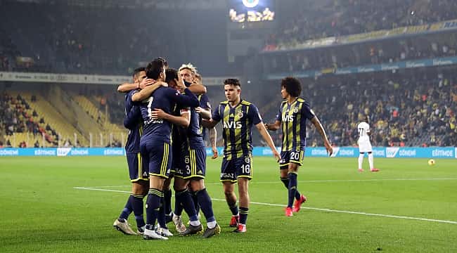 10 kişilik Fenerbahçe 1 puanı 90+2'de kurtardı