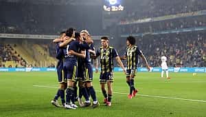 10 kişilik Fenerbahçe 1 puanı 90+2'de kurtardı