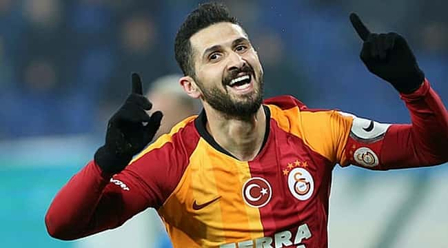 Emre Akbaba imzayı atıyor