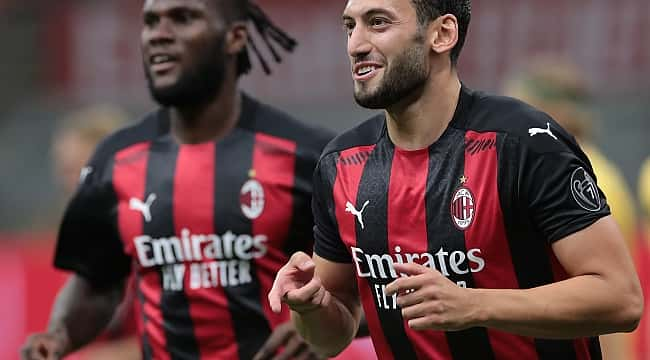 Hakan Çalhanoğlu yeni sözleşmeyi imzalıyor