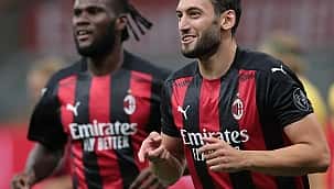 Hakan Çalhanoğlu yeni sözleşmeyi imzalıyor