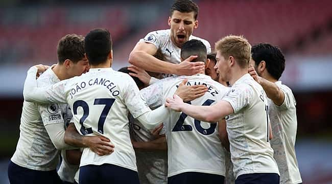 Manchester City, Arsenal'i de devirdi! 13 maç...